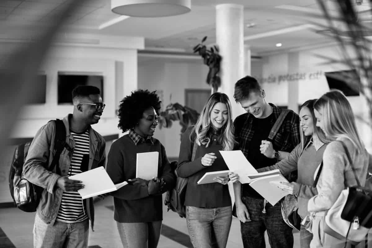 Groupe d'étudiants en train de réviser Groupe d'étudiants en train de réviser