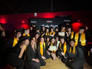 Tous les étudiants font une photo avec leur diplôme