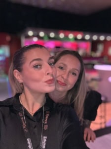 Un selfie d'une étudiante et de sa mère