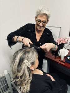Une professeur chez le coiffeur.