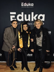 Une étudiante avec son diplôme et ses parents