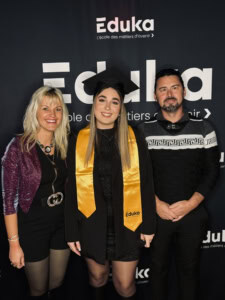 Une étudiante diplômée avec ses parents