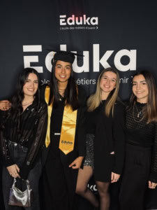 Une étudiante diplômée et ses amis qui prennent une photo.