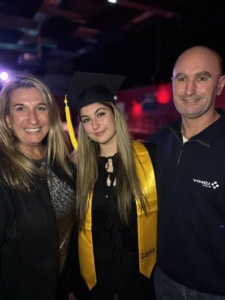 Une étudiante avec ses parents