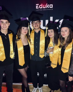 Groupe d'étudiants diplômés