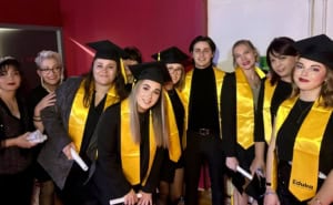Eleves diplômés prennent une photo