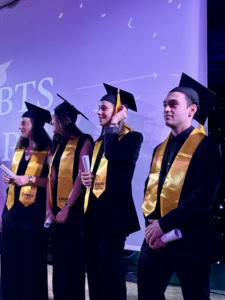 Des élèves diplômés