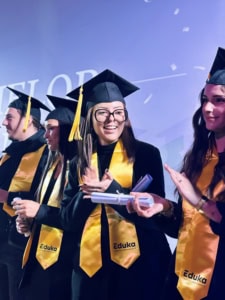 Des élèves reçoivent leur diplôme