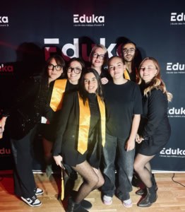 Des élèves diplômés posent pour la photo