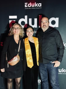 Une élève diplômé et ses parents