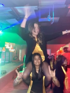 2 filles s'amusant en soirée