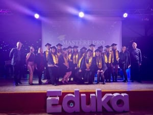 Photo des élèves diplômés sur la scène